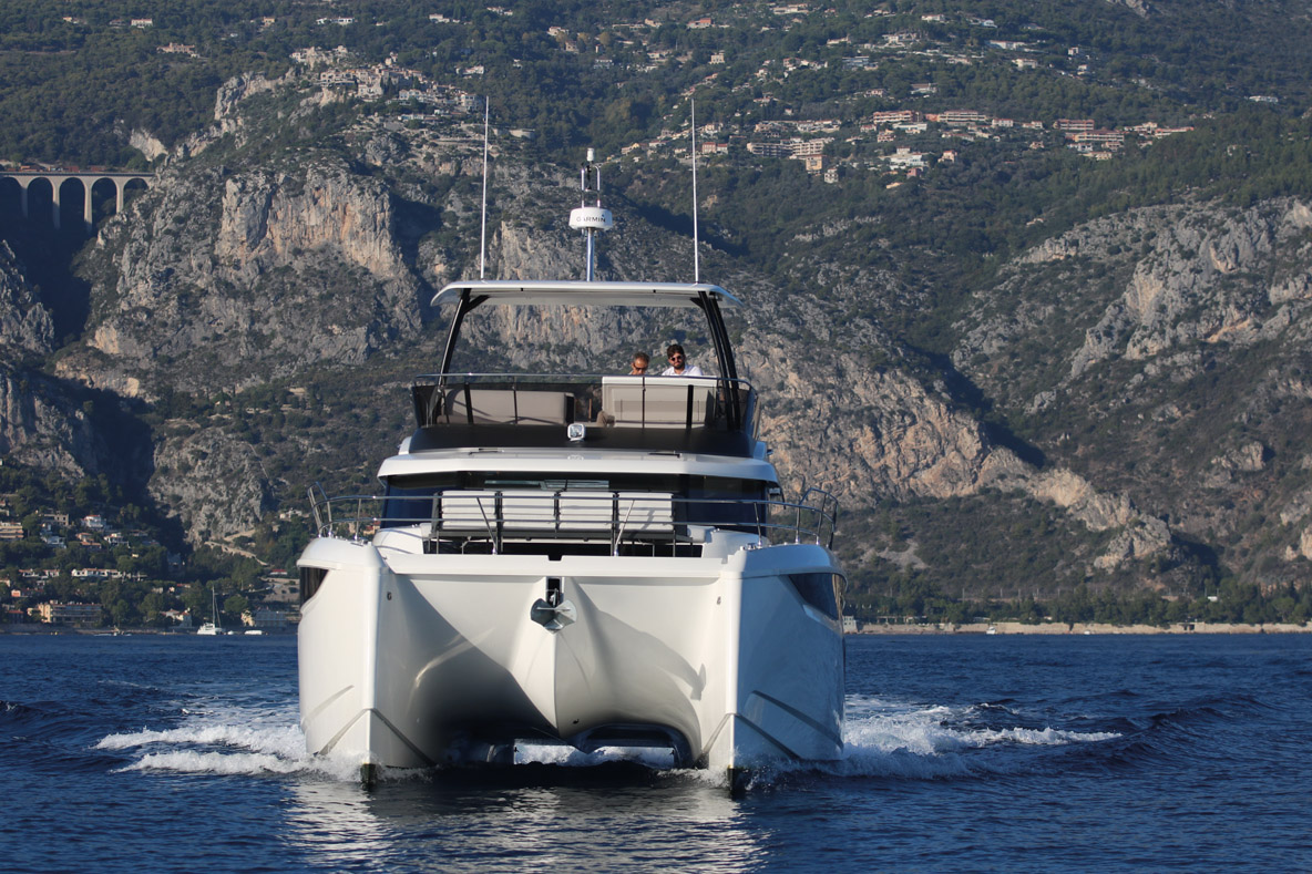 Cette vue de face montre bien que le fond de la nacelle, à 70&nbsp;cm de la surface, est susceptible d’être en contact avec les vagues.
