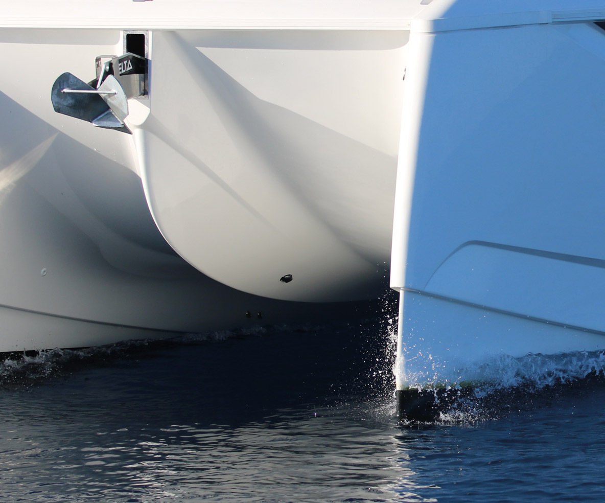 L’avant de la nacelle est bien défendu par ce V imposant. Le double redan qui ceinture les coques est très efficace pour bloquer les embruns.