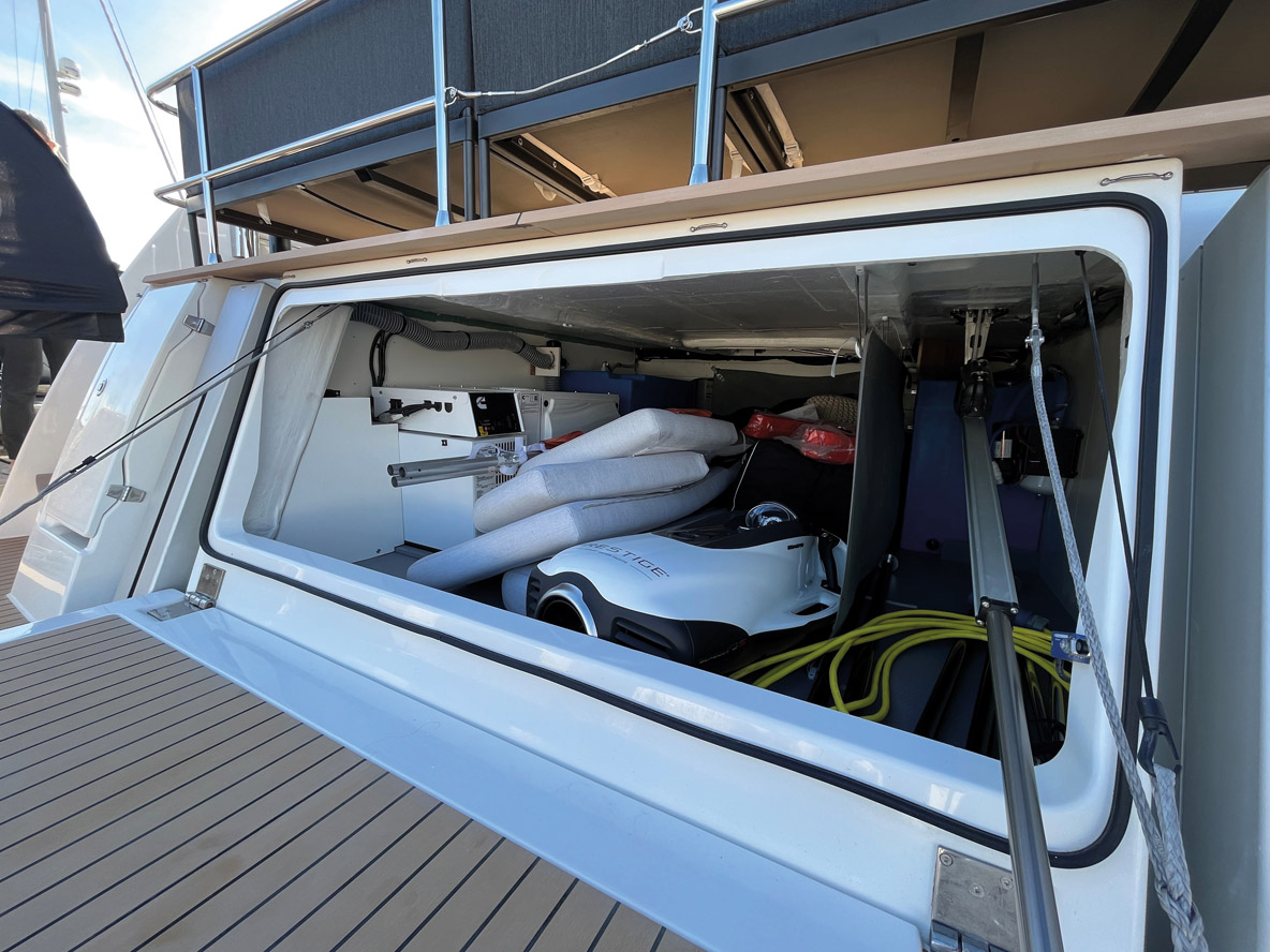 A l’arrière, le fond de nacelle surbaissé a permis d’aménager une soute imposante. 