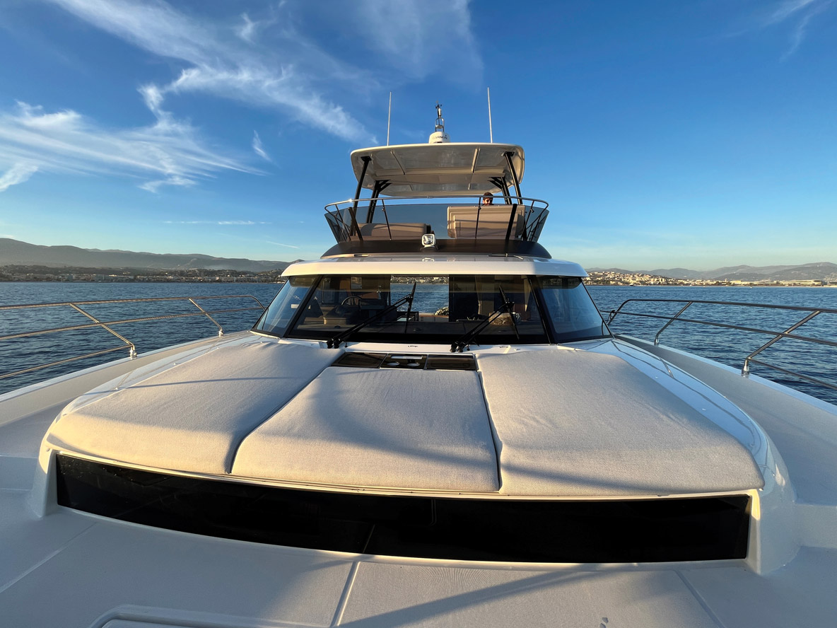 La plage avant se prête parfaitement au farniente –&nbsp; on peut toutefois se passer du canapé.
