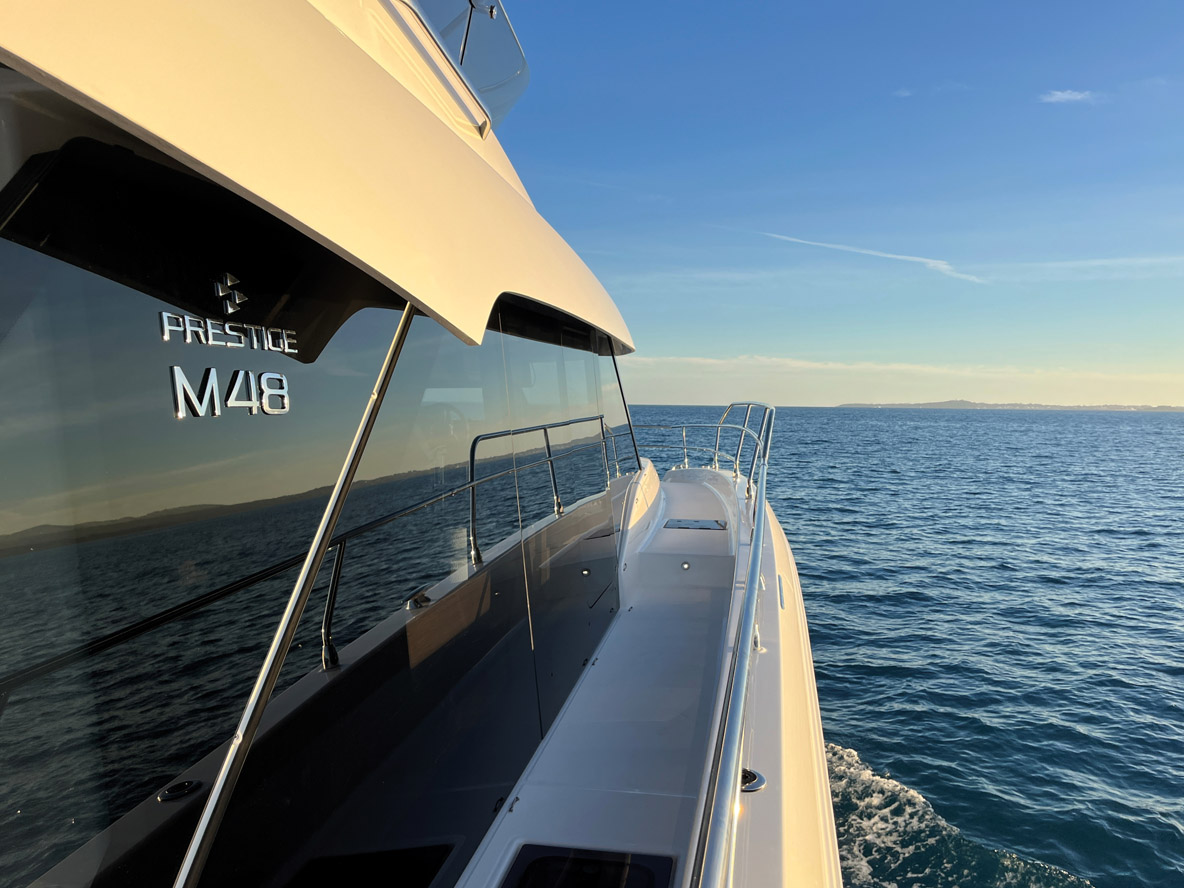 Les passavants sont bien sûr bien plus étroits que ceux d’un catamaran à voile, mais restent tout à fait fréquentables.