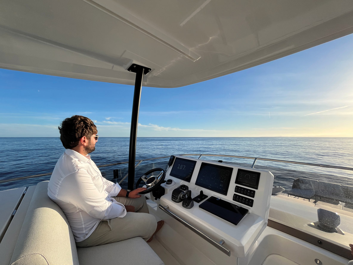 De jour comme de nuit, le poste de commande du flybridge est particulièrement opérationnel.