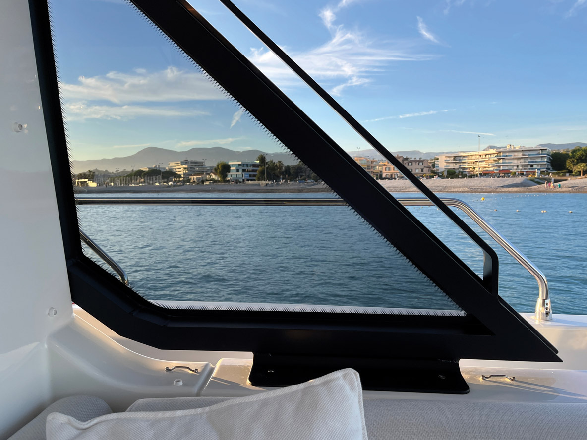 Ce vitrage de protection est surélevé par un support –&nbsp;ceci allège la silhouette tout en assurant une aération mesurée. Notez également la main courante intégrée.