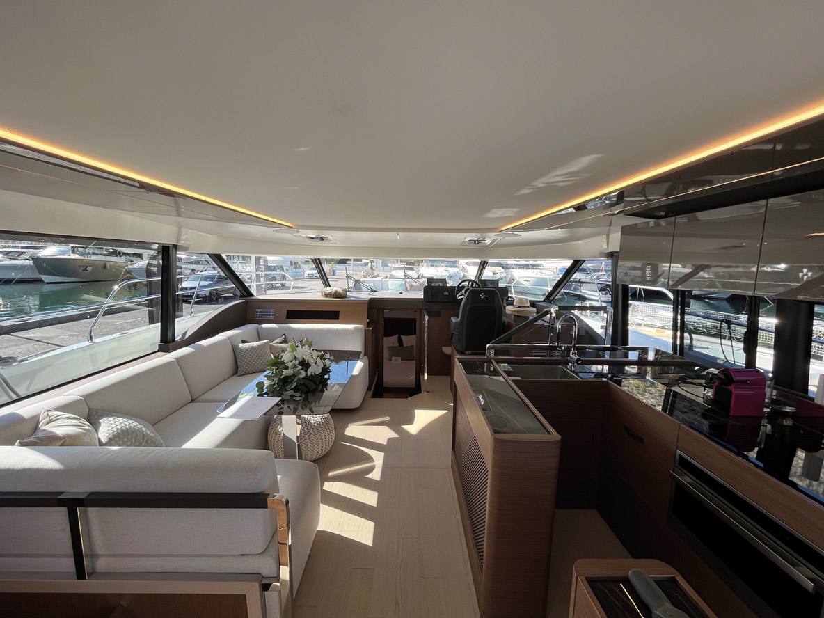 La zone de vie principale profite de très grands hublots qui offrent une luminosité exceptionnelle.