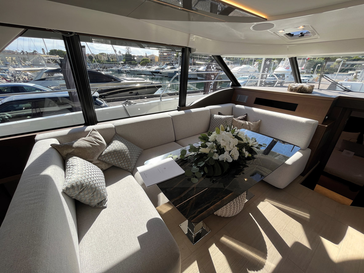 La carré en U est décalé sur tribord, autour d’une table en aspect marbre.