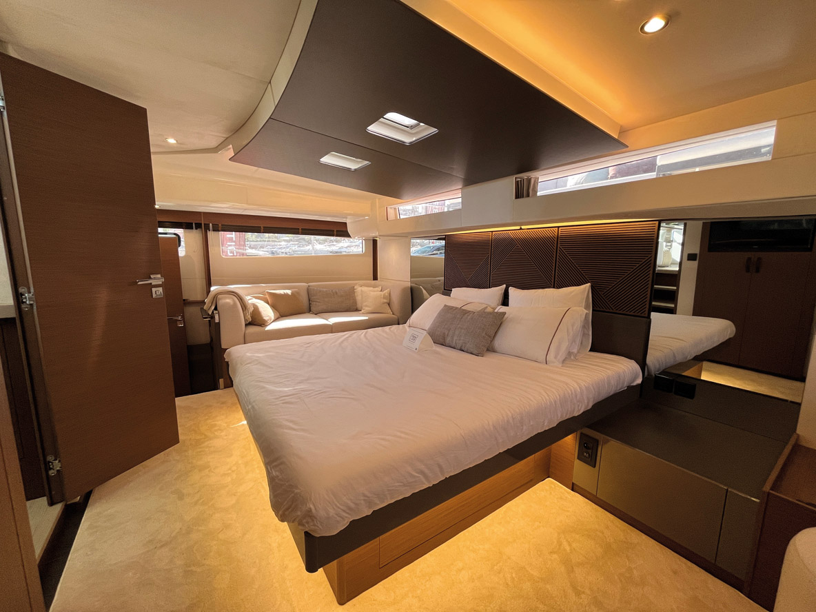 La cabine Propriétaire est assurément un des points forts du M48 –&nbsp;peu de powercats de moins de 50&nbsp;pieds proposent autant de confort et d’aisance.