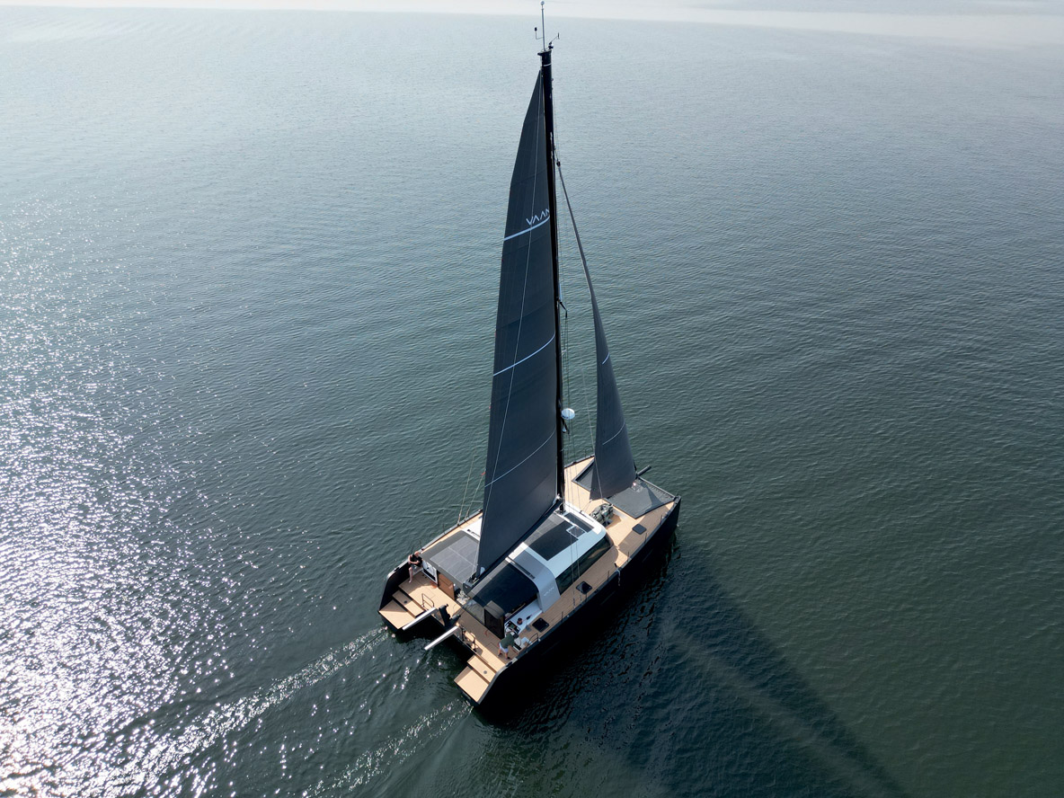 Le Vaan R5 se déhale à la vitesse du vent dans le petit temps. Notez la quasi-absence de traînée et la généreuse surface de panneaux solaires.