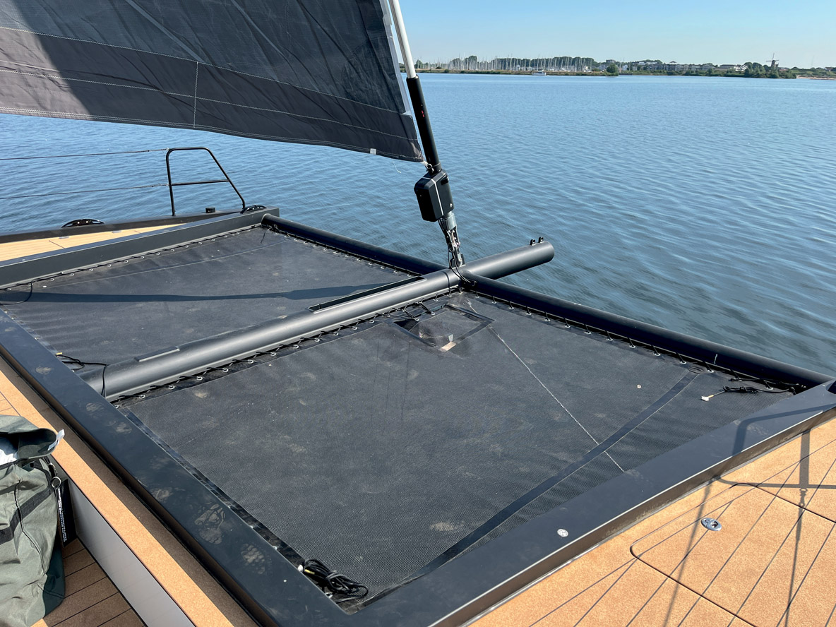 Le système de poutre avant en croix peut sembler un peu rustique avec ses tubes d’aluminium ronds. D’aucuns y verront une touche rétro élégante… Notez que la rigidité de l’ensemble permet de s’exonérer de la disgracieuse martingale.