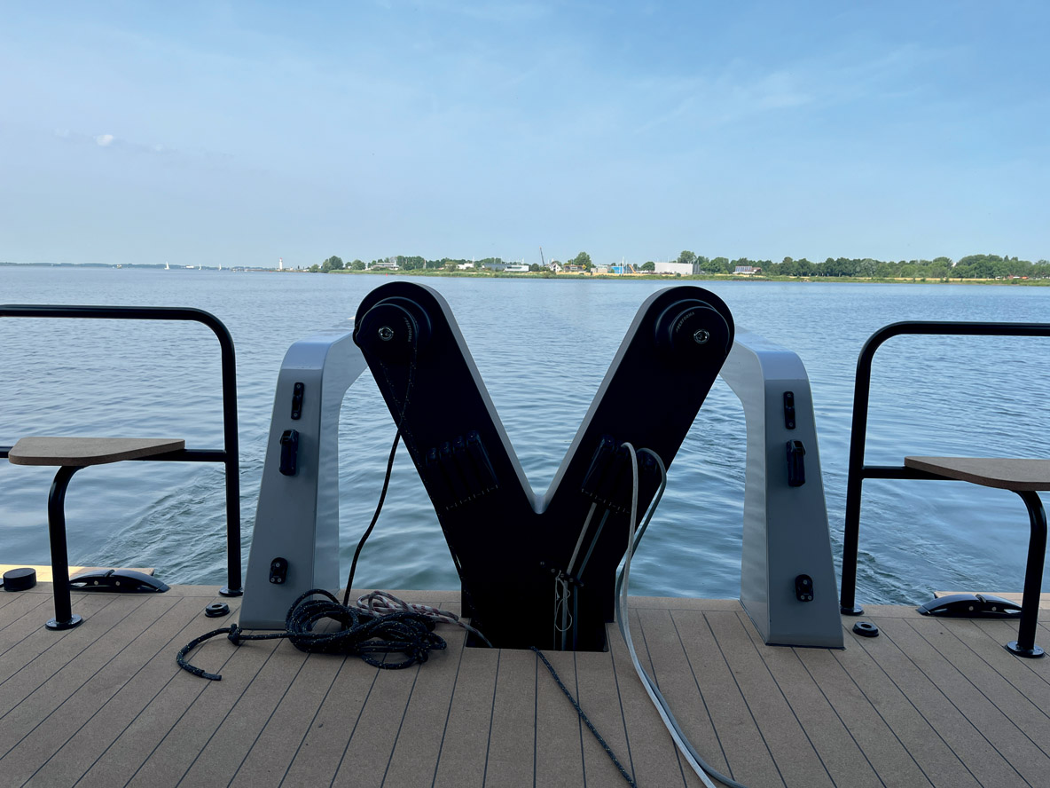 La potence centrale en V reprend la signalétique de la marque. Toutes les drisses, l’écoute de GV et celles de foc sont reprises sur des winches électriques contrôlables depuis les postes de barre.