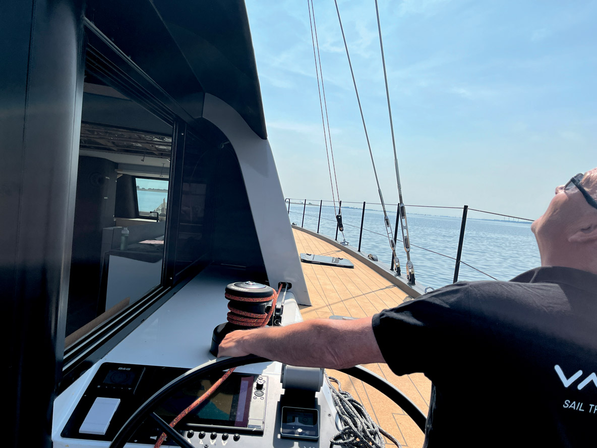 Depuis la barre, la vision sur le plan de voilure est très bonne. Elle est également sans entrave vers l’avant et même en diagonale sur l’autre bord à travers le carré, lequel profite d’une vue à 360° sans angle mort.