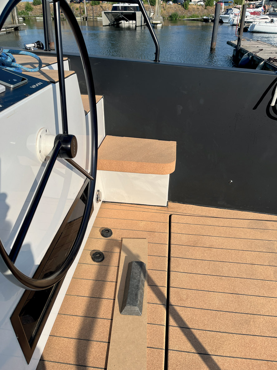 Les barres à roue commandent les safrans par un système à cardan Jefa. C’est direct et cela procure de bonnes sensations de contrôle à la barre. On peut aussi barrer assis sur la marche.