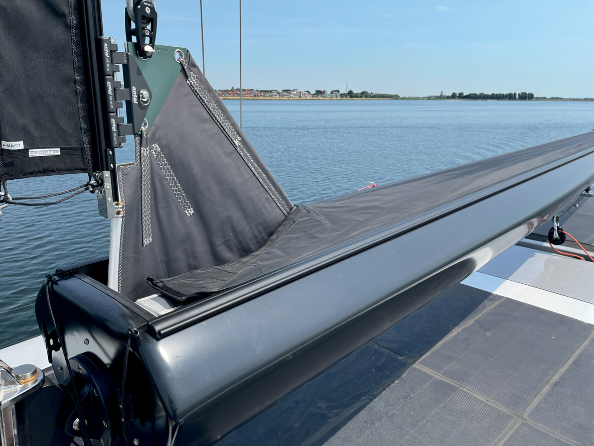 La bôme à enrouleur Furlerboom est complétée par une housse customisée par le chantier. En tirant sur un bout, on la referme facilement. La voile, ça doit être du plaisir, pas une corvée !