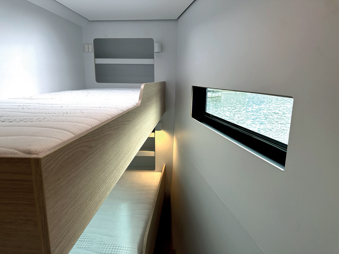 La cabine avant tribord est équipée de couchettes superposées ou d’un lit double. La lumière naturelle dispensée est généreuse et les lits font 2,10 mètres de long. 