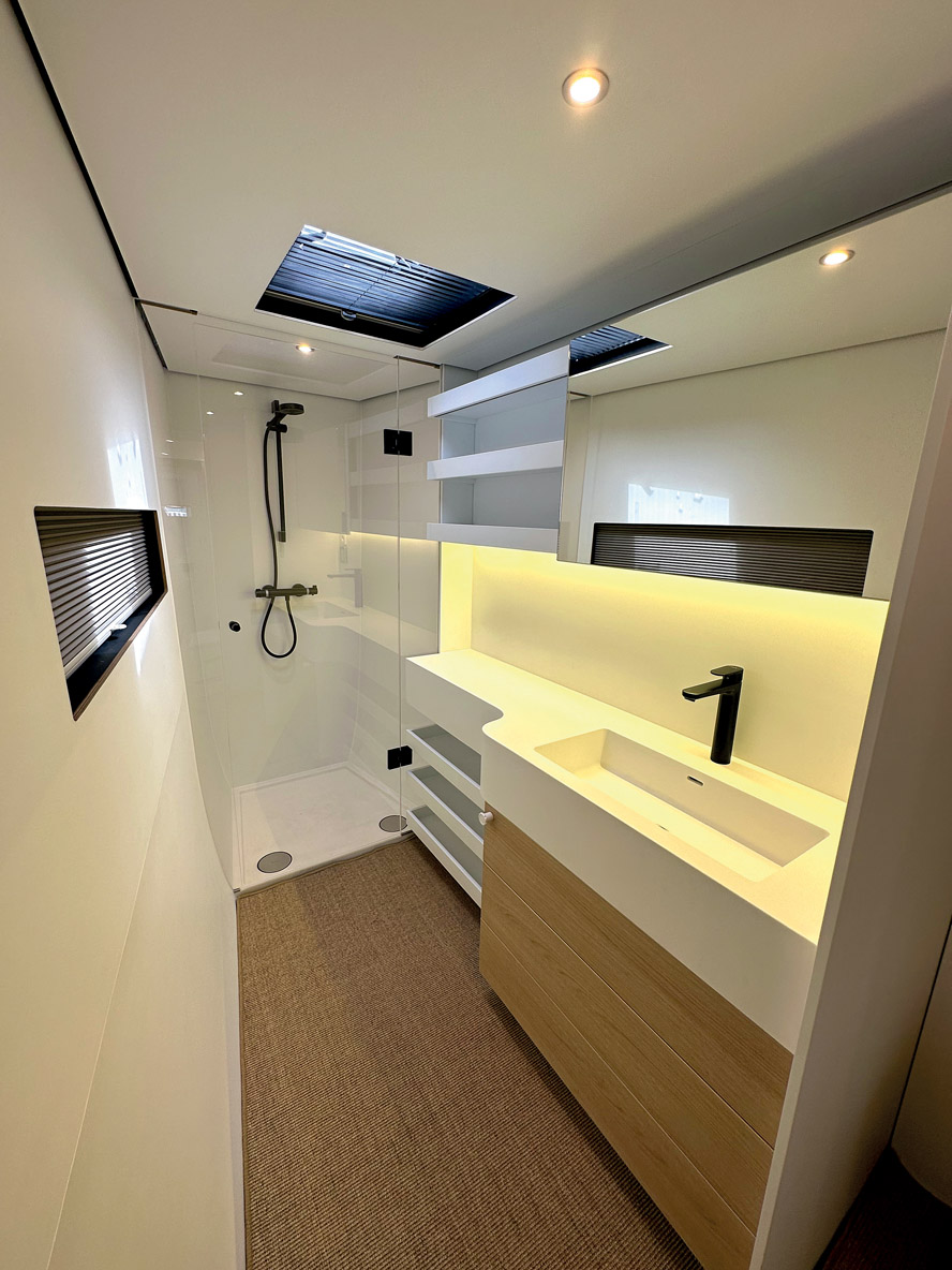 La suite Propriétaire occupe toute la coque bâbord. Les tons choisis et le design épuré constituent  le point fort de l’ambiance à bord, qui reste  chaleureuse.