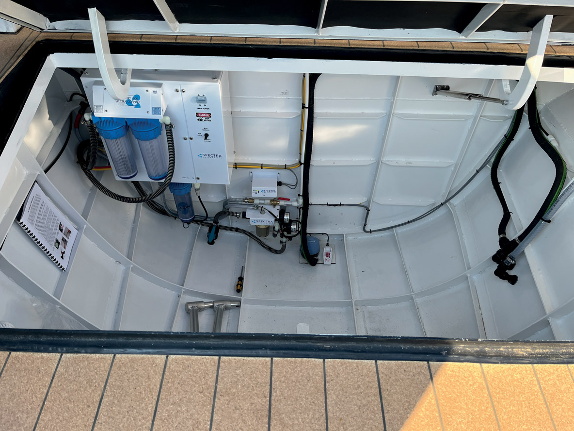 Les moteurs sont positionnés sous les couchettes, libérant complètement les cales arrière ; ici, on peut caser une annexe de trois mètres presque entièrement gonflée.