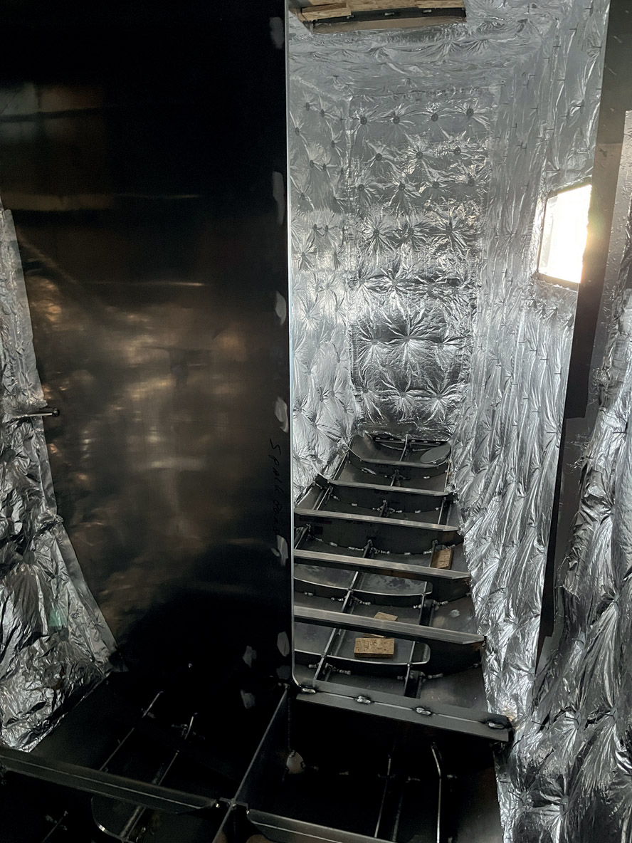 Les coques du Vaan R5 sont isolées par une épaisse couche de laine de verre. L’ambiance à l’intérieur reste fraîche ; la climatisation (option) n’aura pas trop besoin de tourner…