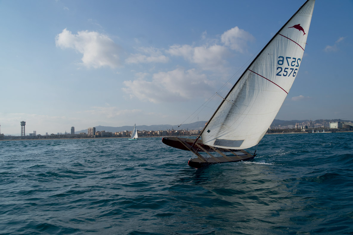 It’s tempting to let the windward hull lift... but don’t go too far if you want to maintain maximum speed.