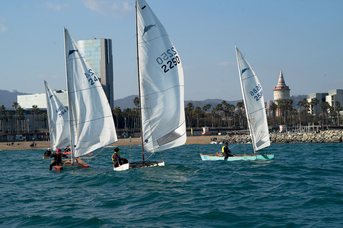 Dans quelques secondes, le comité de course va siffler la minute ; on freine le patin sur la ligne en choquant l’écoute et en laissant une jambe dans l’eau…