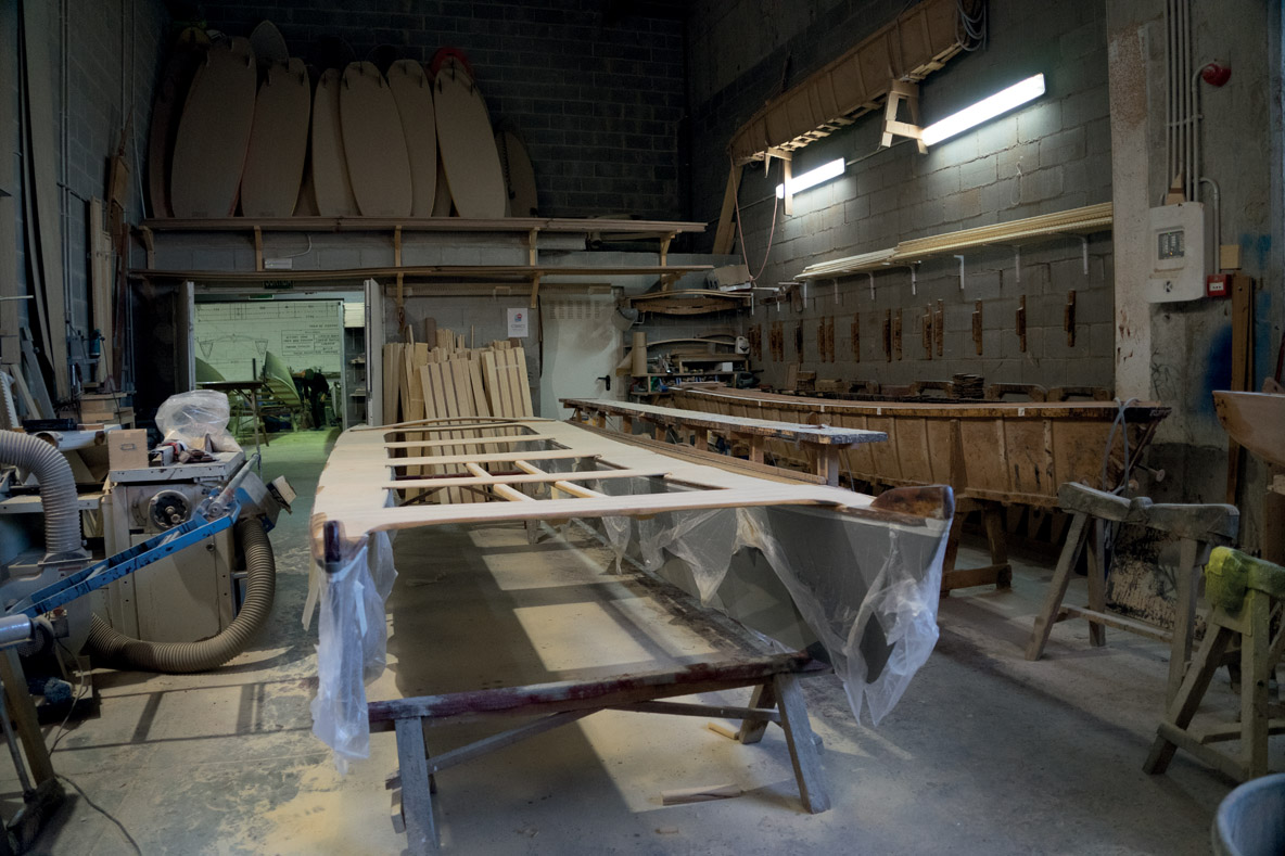 Après la réalisation des coques, la pose des cinq bancs forme la structure transversale.