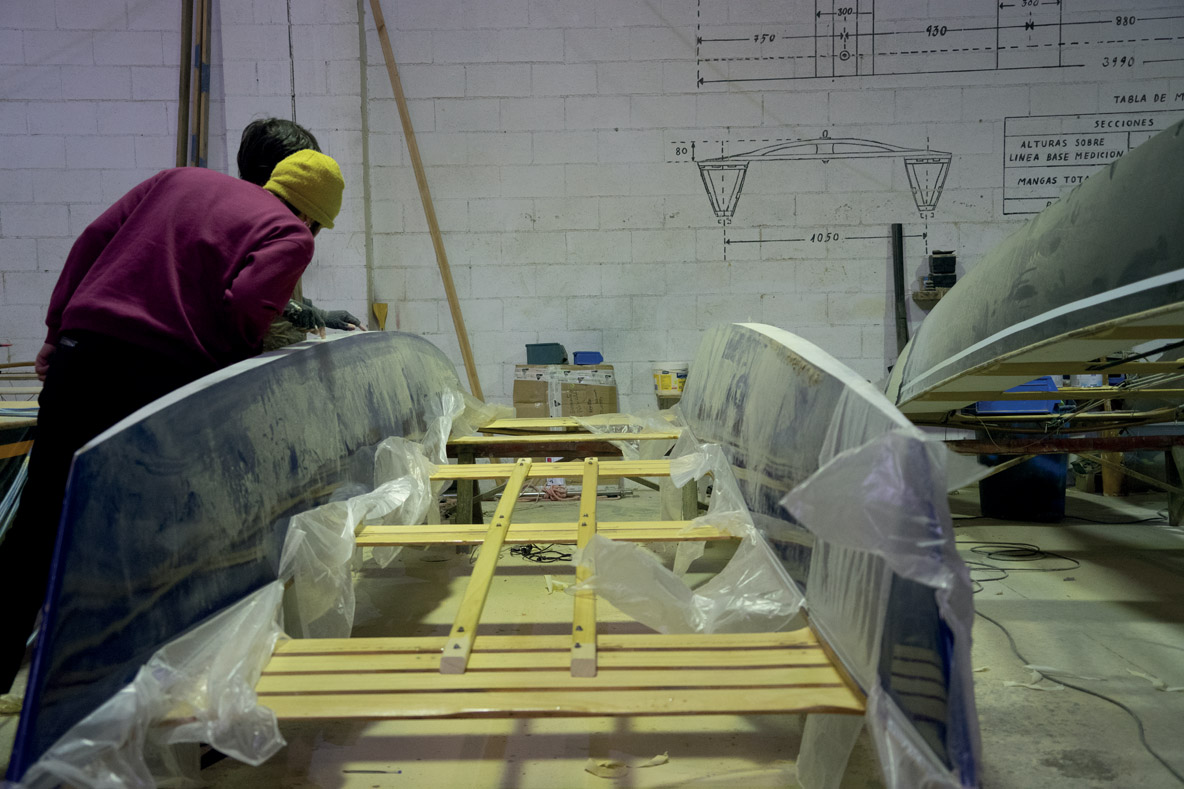Le fond de chaque flotteur est plat afin de faciliter les départs et arrivées de plage.