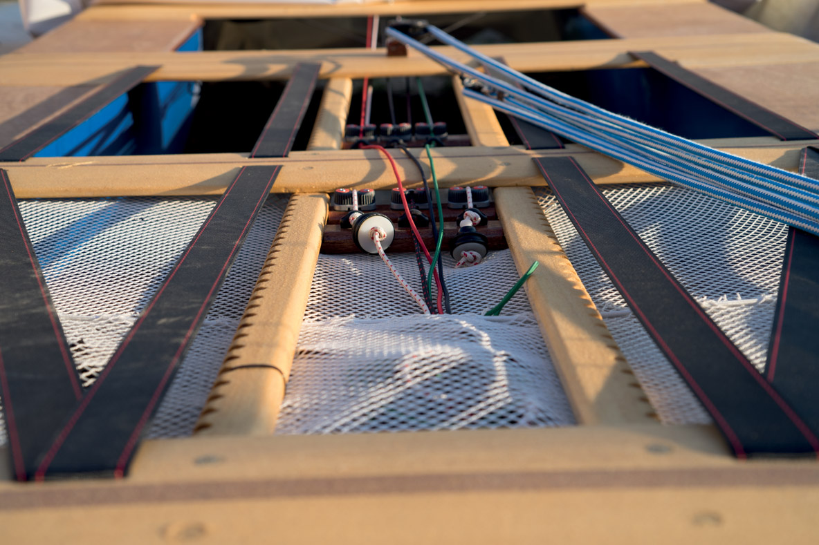 Le gréement, même ultra-simplifié, offre de nombreuses possibilités de réglage de la voile et du mât.