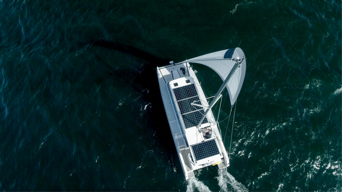 La généreuse surface de panneaux solaires garantit une totale autonomie au mouillage.