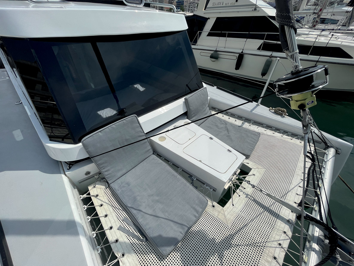 Un trampoline relie les deux coques à l’avant. La seule option du bord est une cool box qui s’intègre dans le caisson central.