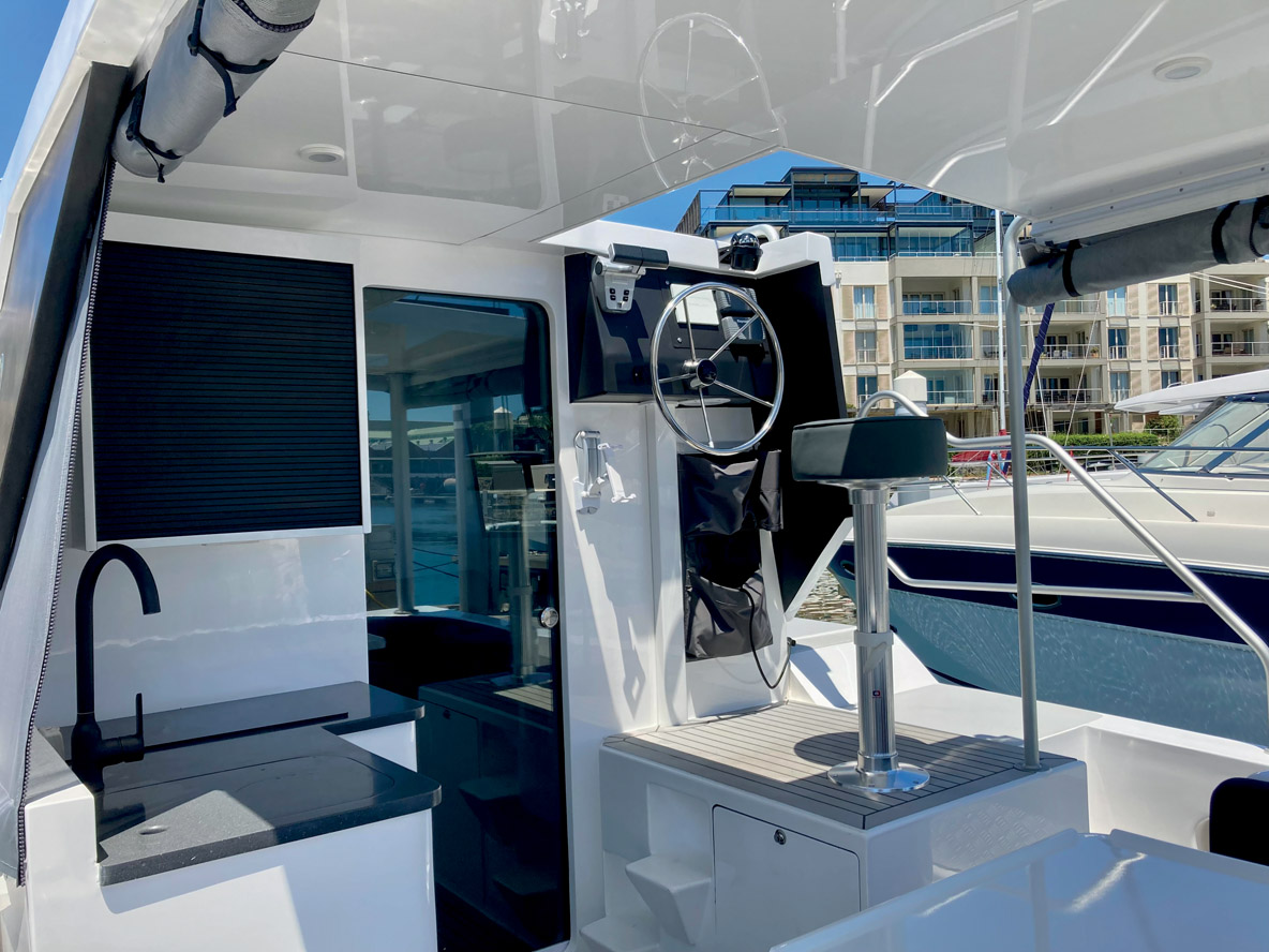 Le cockpit peut être fermé complètement, cette disposition permet d’agrandir encore l’espace habitable.