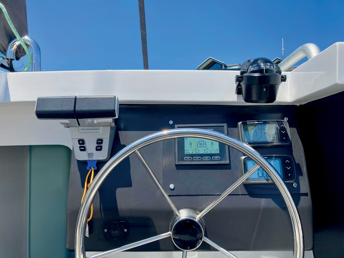 Le poste de commande surélevé permet au  barreur de rester en contact avec l’équipage. Toutes les manœuvres sont rassemblées ici de manière à naviguer seul sans difficulté.