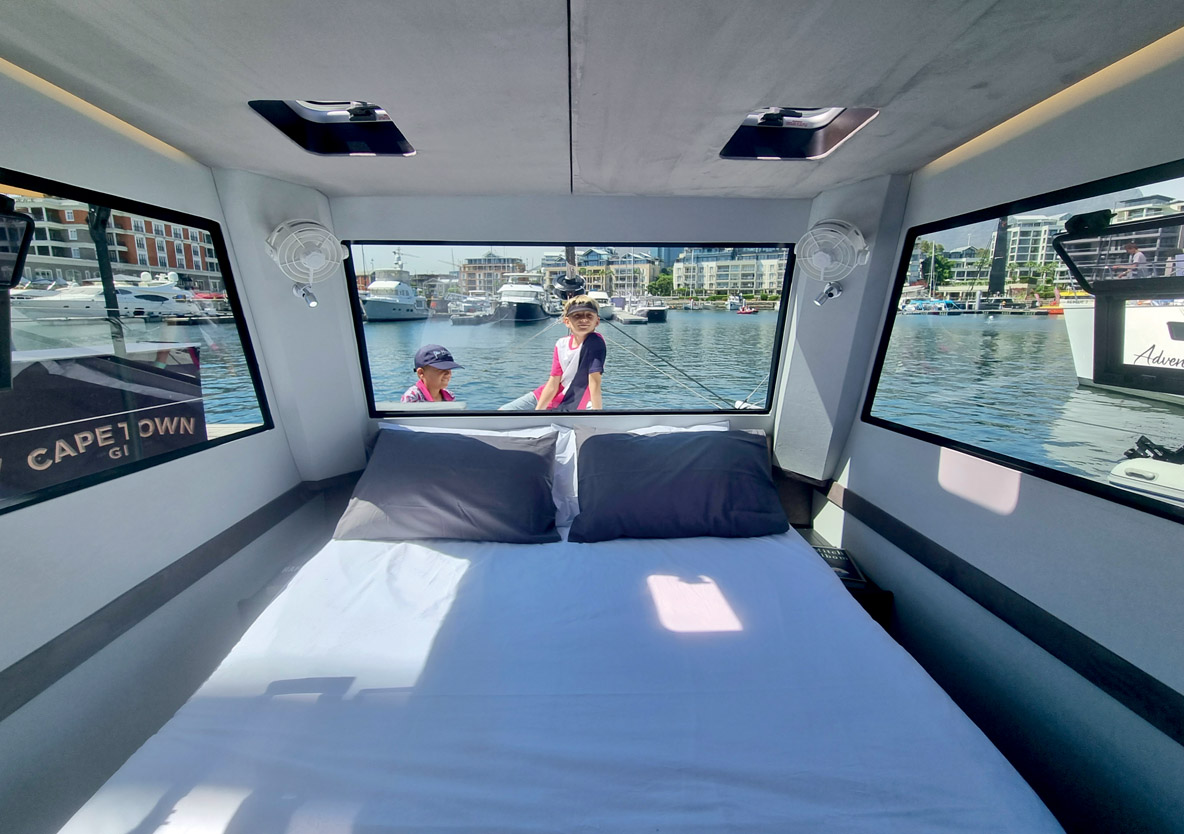 La cabine double est dotée d’un lit queen size en îlot avec une vue imprenable – du jamais-vu à bord d’un bateau de seulement 30 pieds !