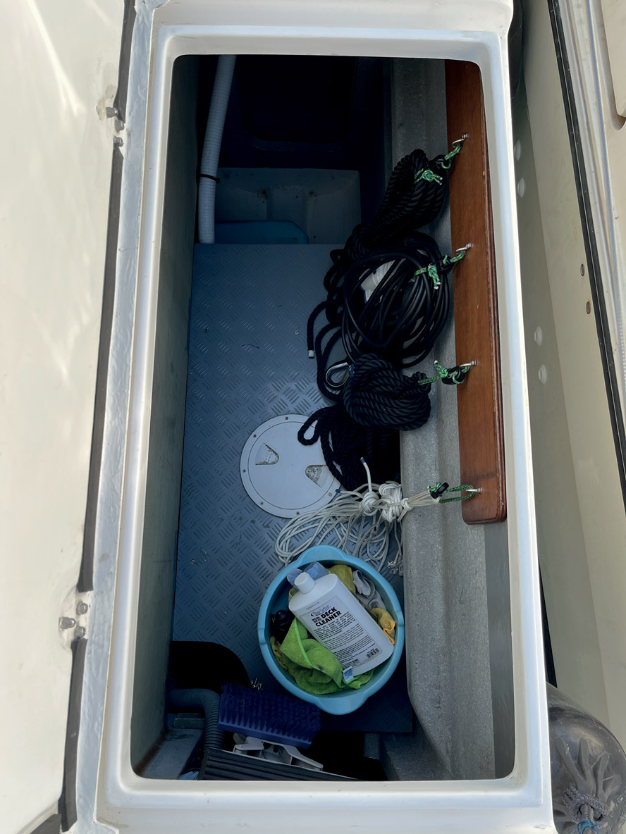 A noter : les flotteurs sont exclusivement dédiés au stockage de l’eau et des apparaux nécessaires en navigation côtière, annexe, pare-battages, etc. 