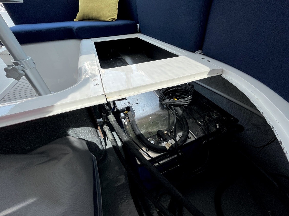 Les deux batteries de 14,4 kWh chacune procurent une autonomie de sept heures à une vitesse de cinq nœuds.