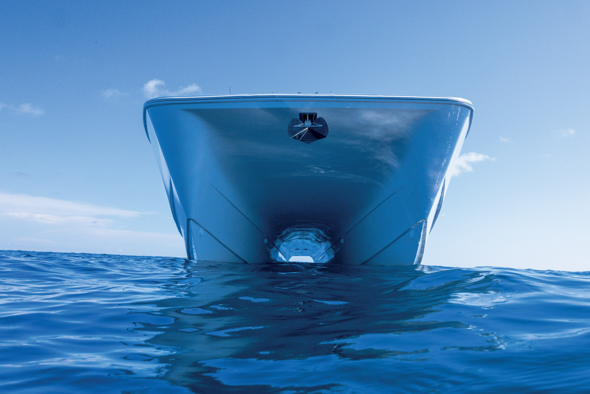 L’Aquila s’appuie sur des coques assez larges ce qui offre un tunnel assez étroit et assez haut.