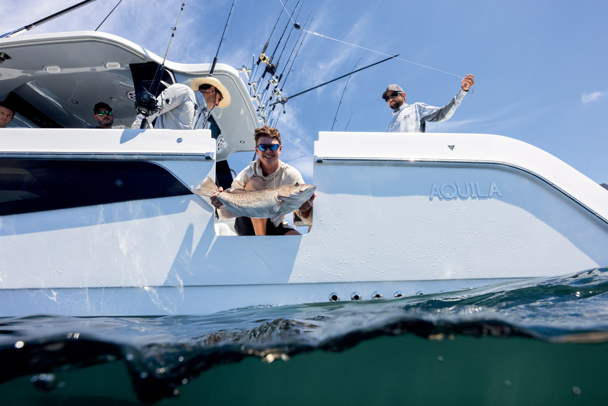 L’Aquila bénéficie d’une porte de coupée sur chaque bord. Pratique pour entrer dans le bateau ou pour remonter les prises…