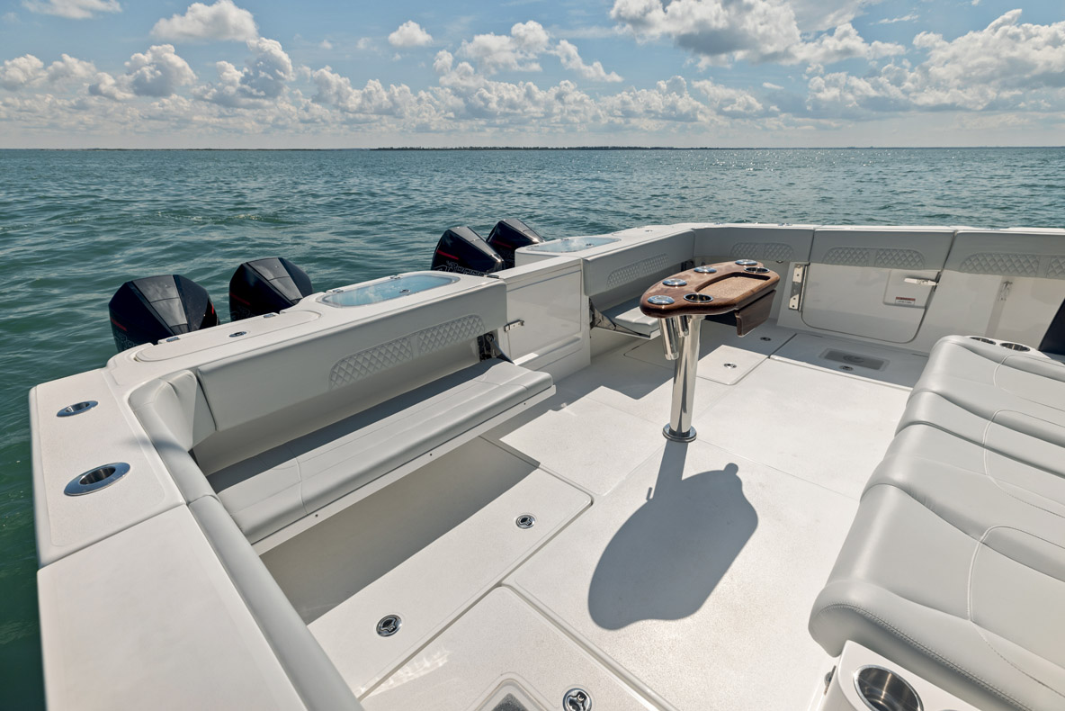Le grand cockpit est idéal pour pêcher. Il peut recevoir des supports de cannes,  voire même un siège de combat. Des assises pliables peuvent être installées.