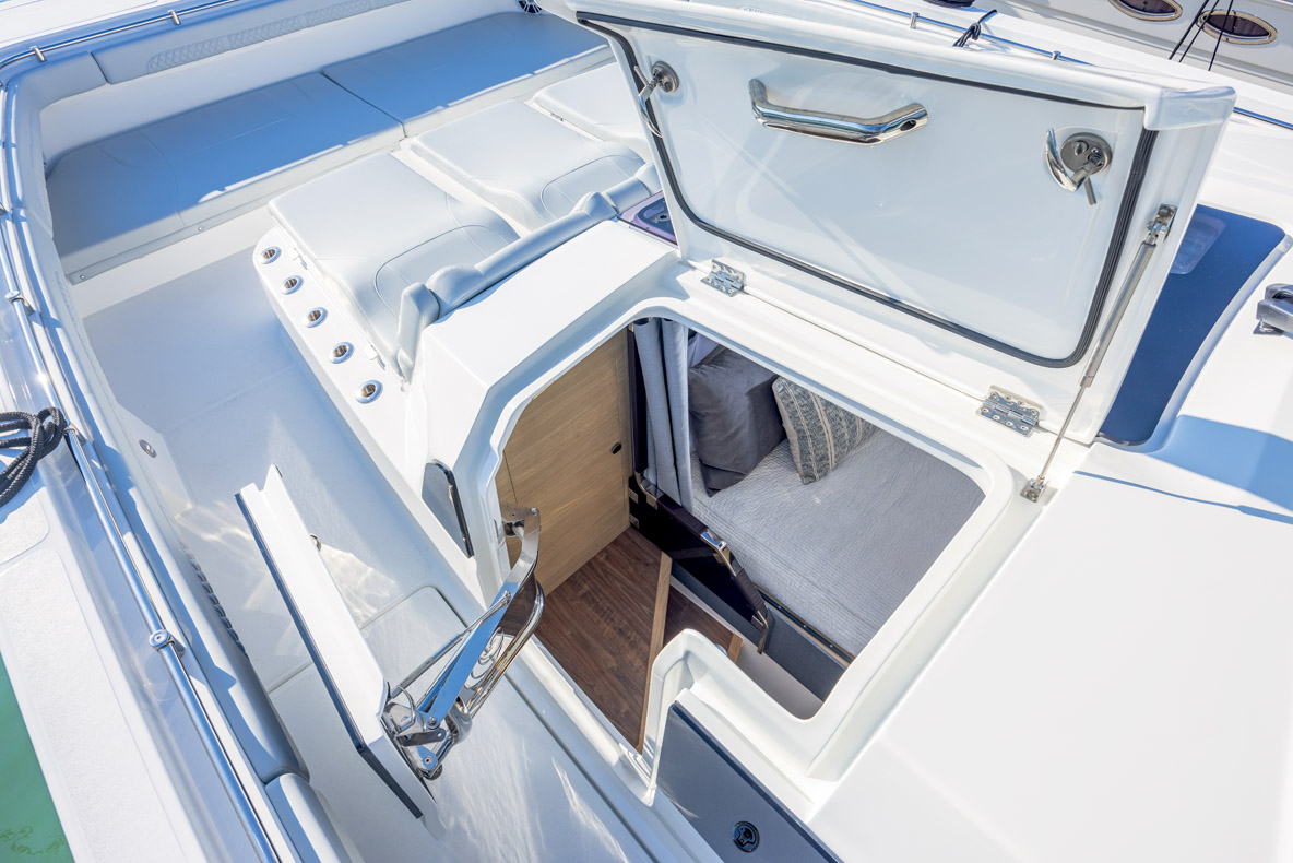 La cabine est accessible de deux manières, par une porte coulissante à côté du poste de pilotage ou depuis le passavant avec cette porte déportée.