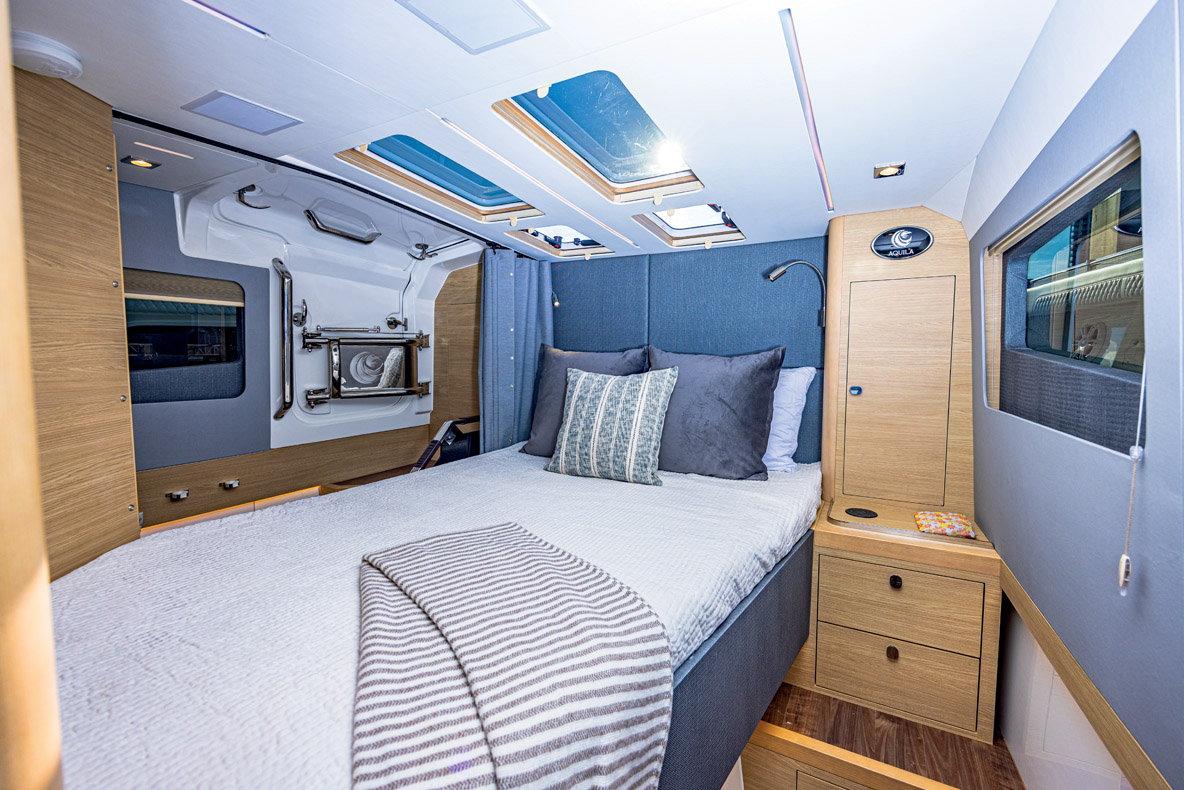 La cabine n’est pas très grande, mais elle comporte un couchage double, quelques rangements et même une télévision.