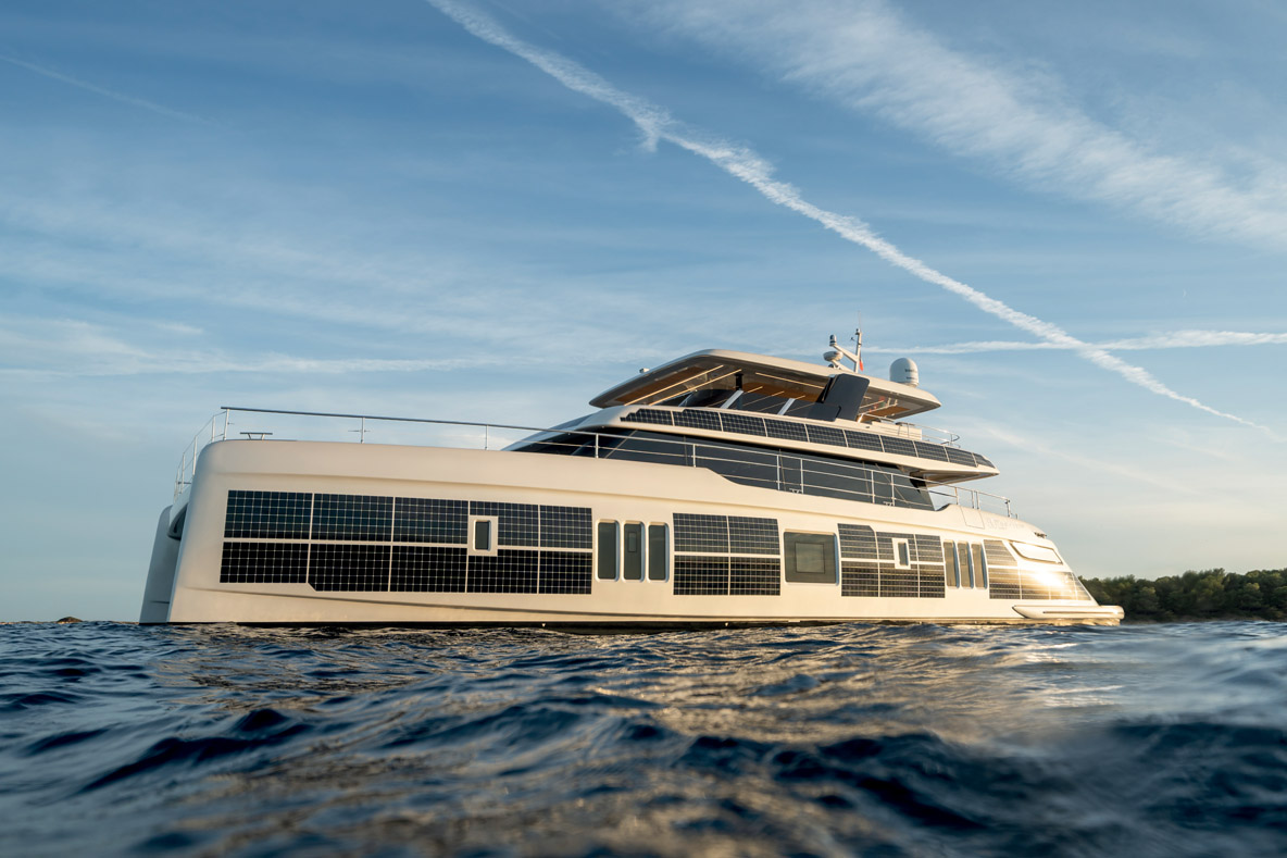 Cette vue prise avec un soleil rasant démontre l’intérêt des cellules photovoltaïques placées verticalement, lesquelles permettent d’exploiter les rayons quand les panneaux horizontaux ne produisent plus depuis longtemps.