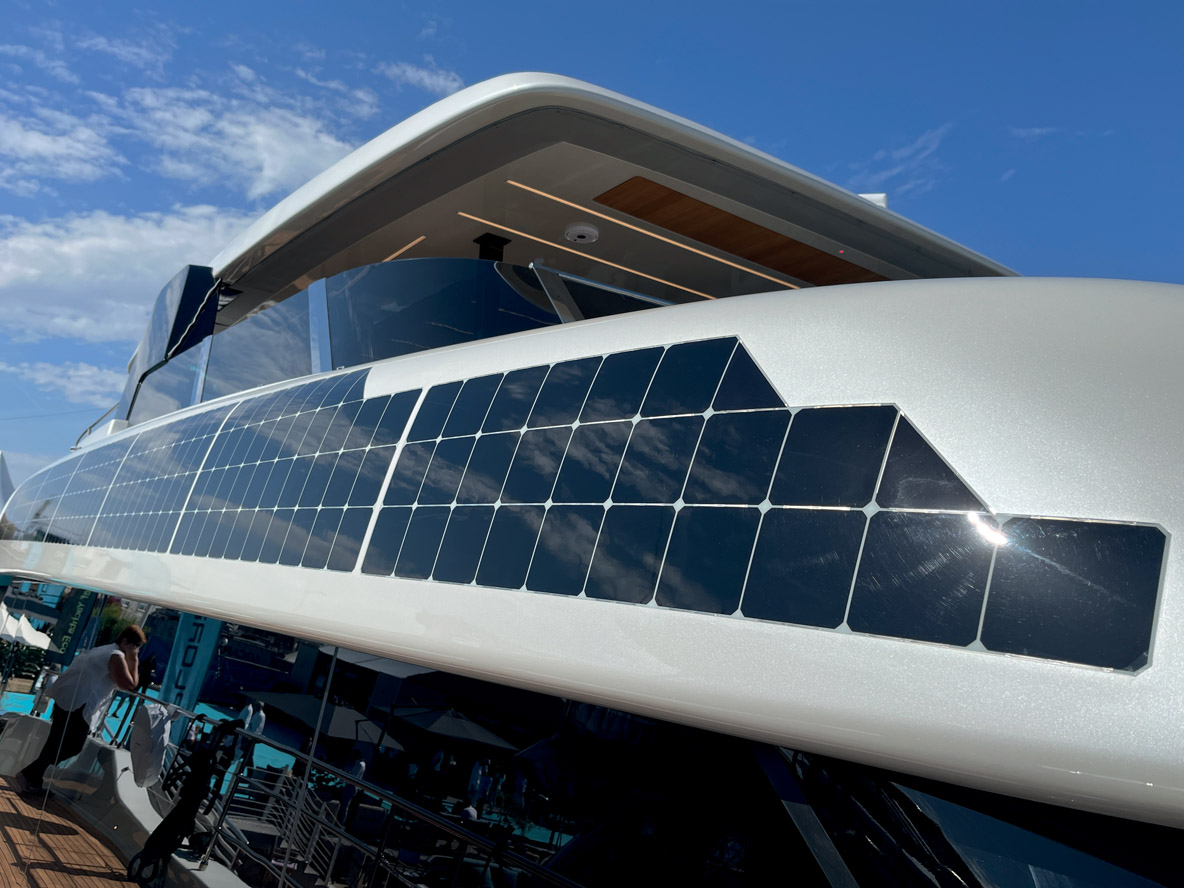 Les cellules sont maillées entre elles par un système breveté Sunreef ECO Yacht. Leur remplacement demeure une opération gardée secrète par le chantier. 