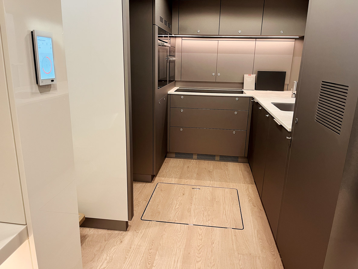 La cuisine en coursive installée dans une des coques est pourvue de tout l’équipement électroménager nécessaire. Les soutes peuvent accueillir de gros avitaillements, mais la consommation de conservation est au diapason.