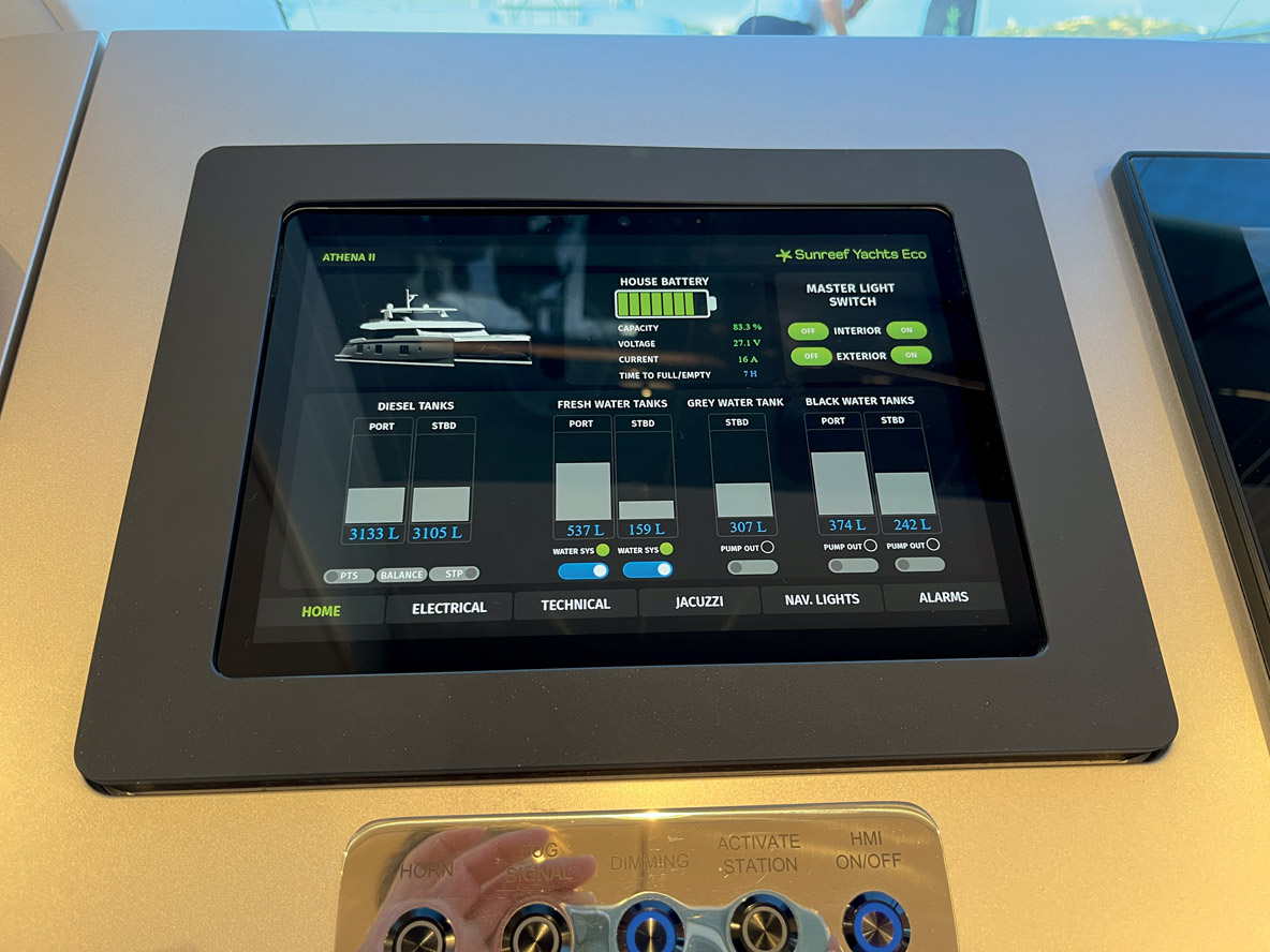 La marque a développé en interne tous les outils de gestion du bord. L’interface, très conviviale, permet de consulter et de commander à peu près tous les  équipements installés.