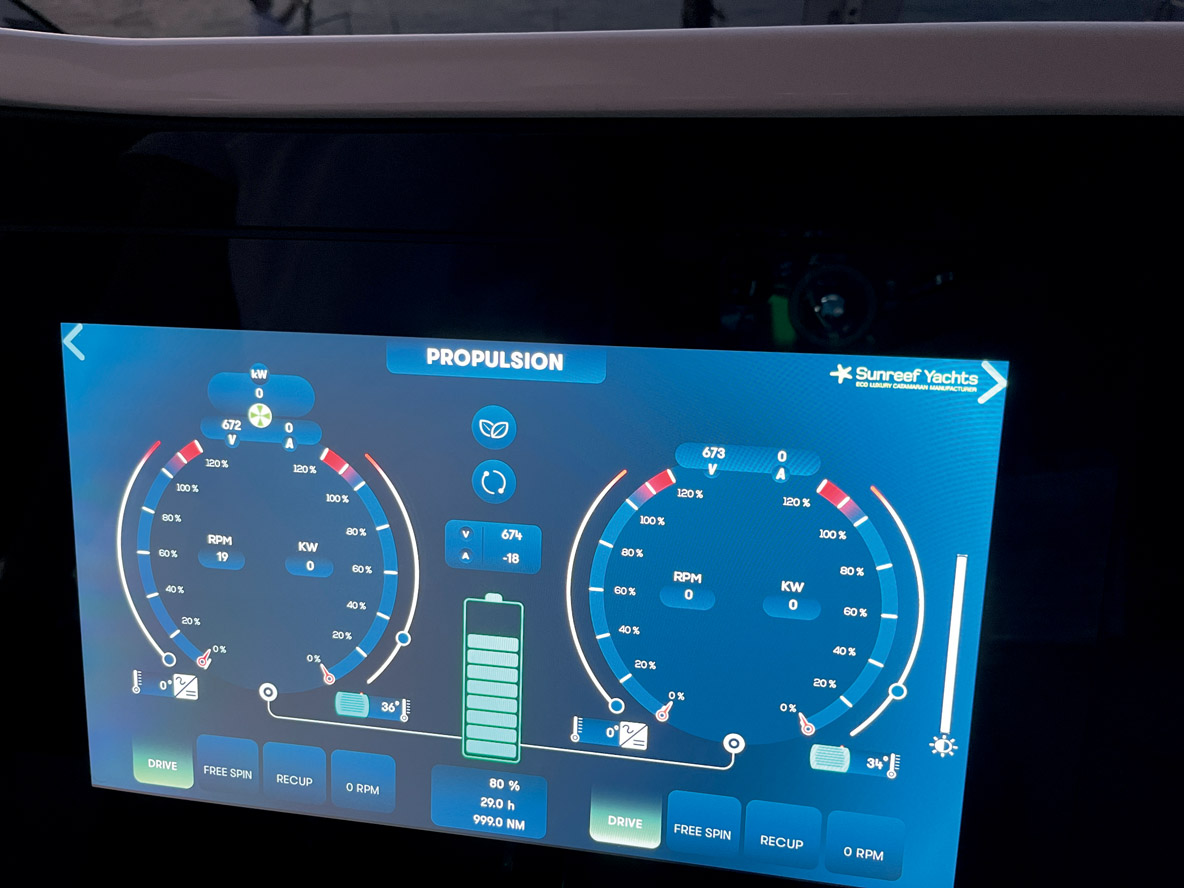 Depuis son poste de commande, le Capitaine dispose d’un contrôle immédiat et  permanent sur la consommation électrique. C’est une donnée évidemment très  importante à bord d’un multiyacht hybride.