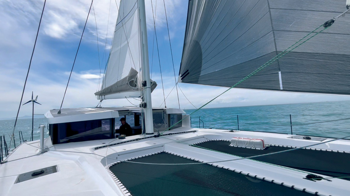 Le plan de pont s’avère fonctionnel lors des manœuvres. Les commandes des dérives sabres sont renvoyées dans le cockpit.