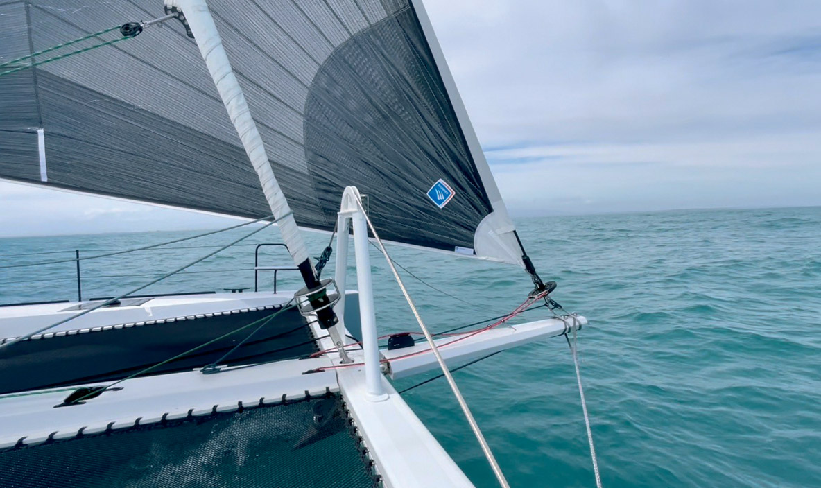 Le Code 0 est à poste sur son espar. La mise en place est rapide et simple.