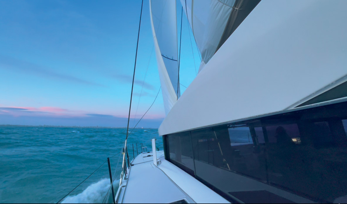 La main courante est intégrée dans le rouf. Dommage qu’elle ne se prolonge pas plus sur l’arrière.