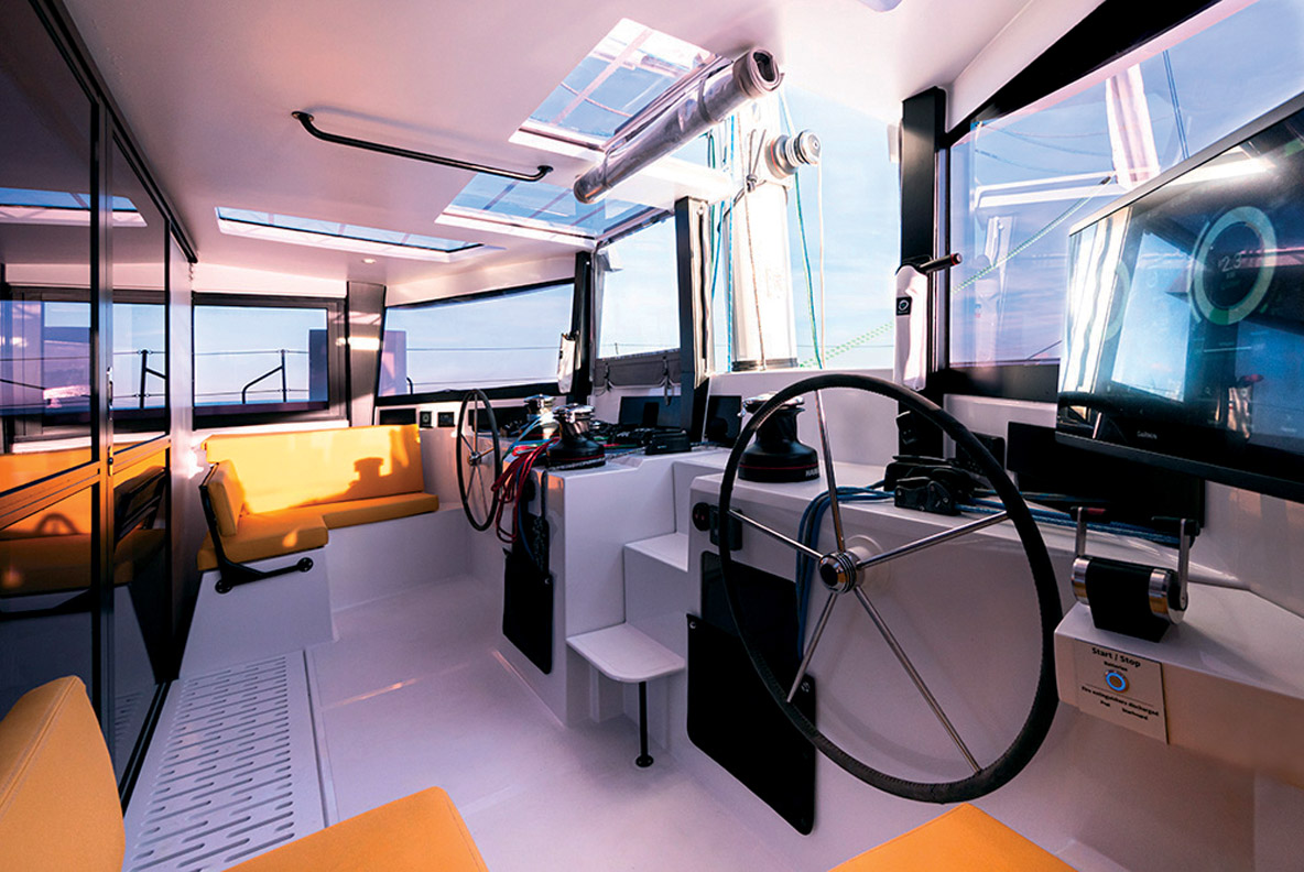 Le cockpit avant peut se fermer complètement ;  une grande baie vitrée protège la nacelle attenante.