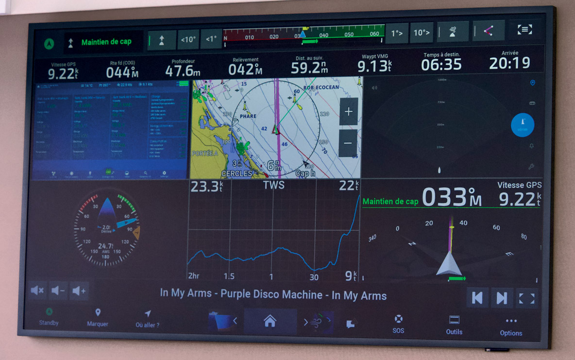Toutes les données de navigation sont à portée de regard et de main afin d’optimiser le rendement énergétique du catamaran.