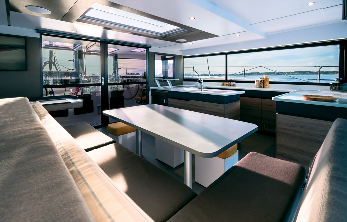 La vaste nacelle privilégie le volume et la lumière naturelle ; on profite sur bâbord d’une couchette de veille très pratique.