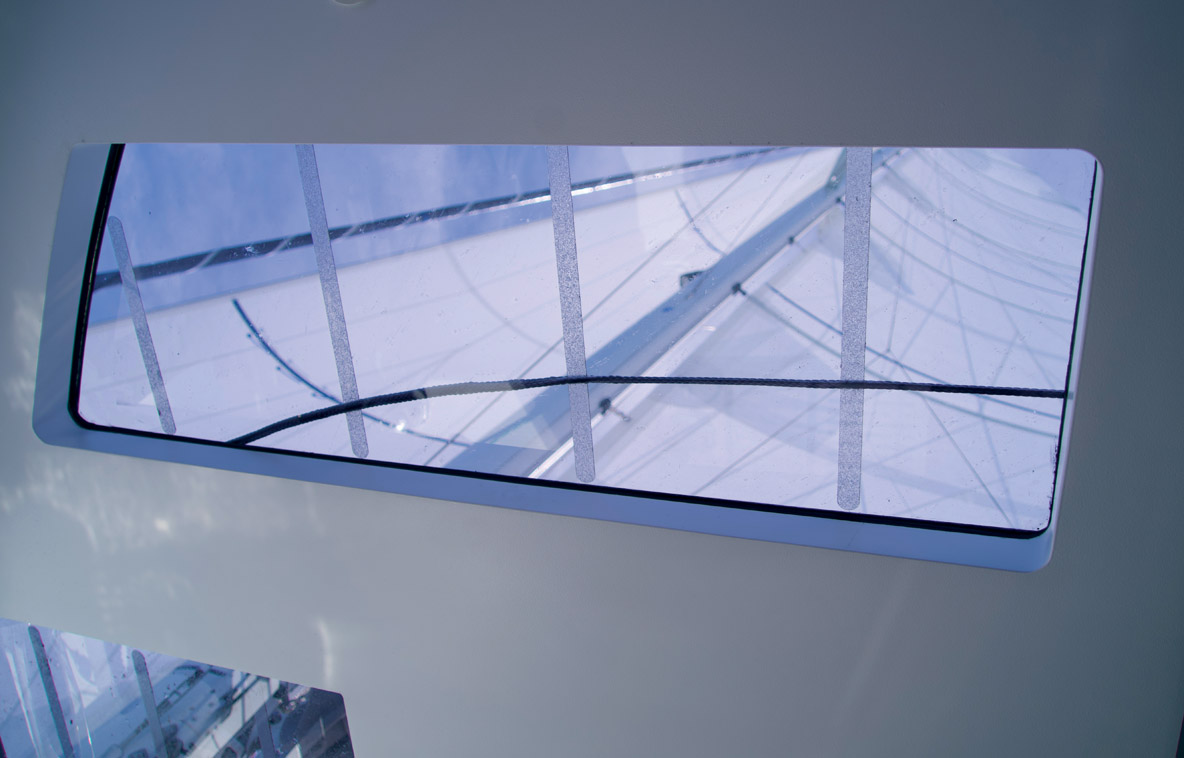 Malins, les panneaux dans le rouf ! Ils sont drôlement efficaces pour vérifier les voiles sans se mouiller.