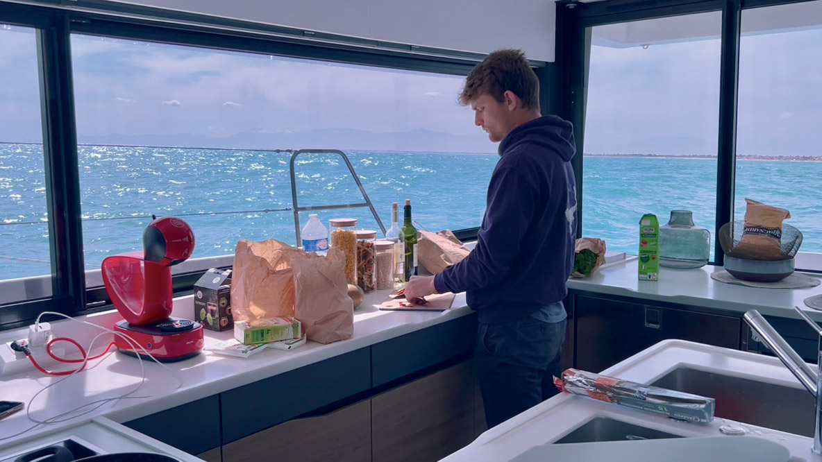 La cuisine du New Windelo 54 reste fonctionnelle en mer.